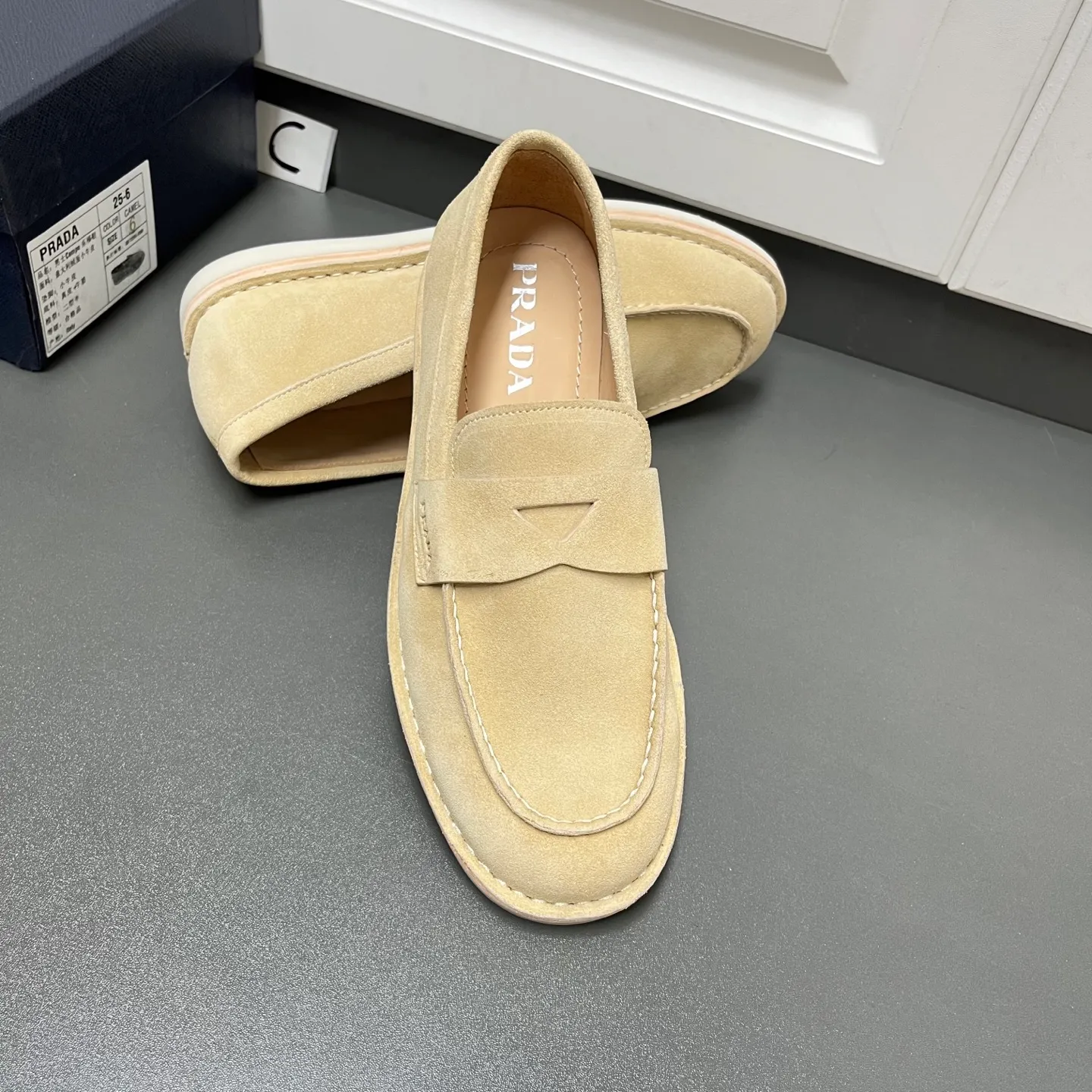 💰840 Prada men’s new suede leather loafers. Made of flocked cow second-layer leather, they combine classic design with handmade details, blending sophistication with casual comfort. Hot-stamped logo on the outside, topstitched seams on the skirt, 1.5cm white rubber sole with leather welt, dyed calfskin lining, silver-labeled cowhide feet, simple and elegant style, comes with a full set of original packaging dust bag! C leather shoe size: 39/40/41/42/43/44 Khaki Welcome to order